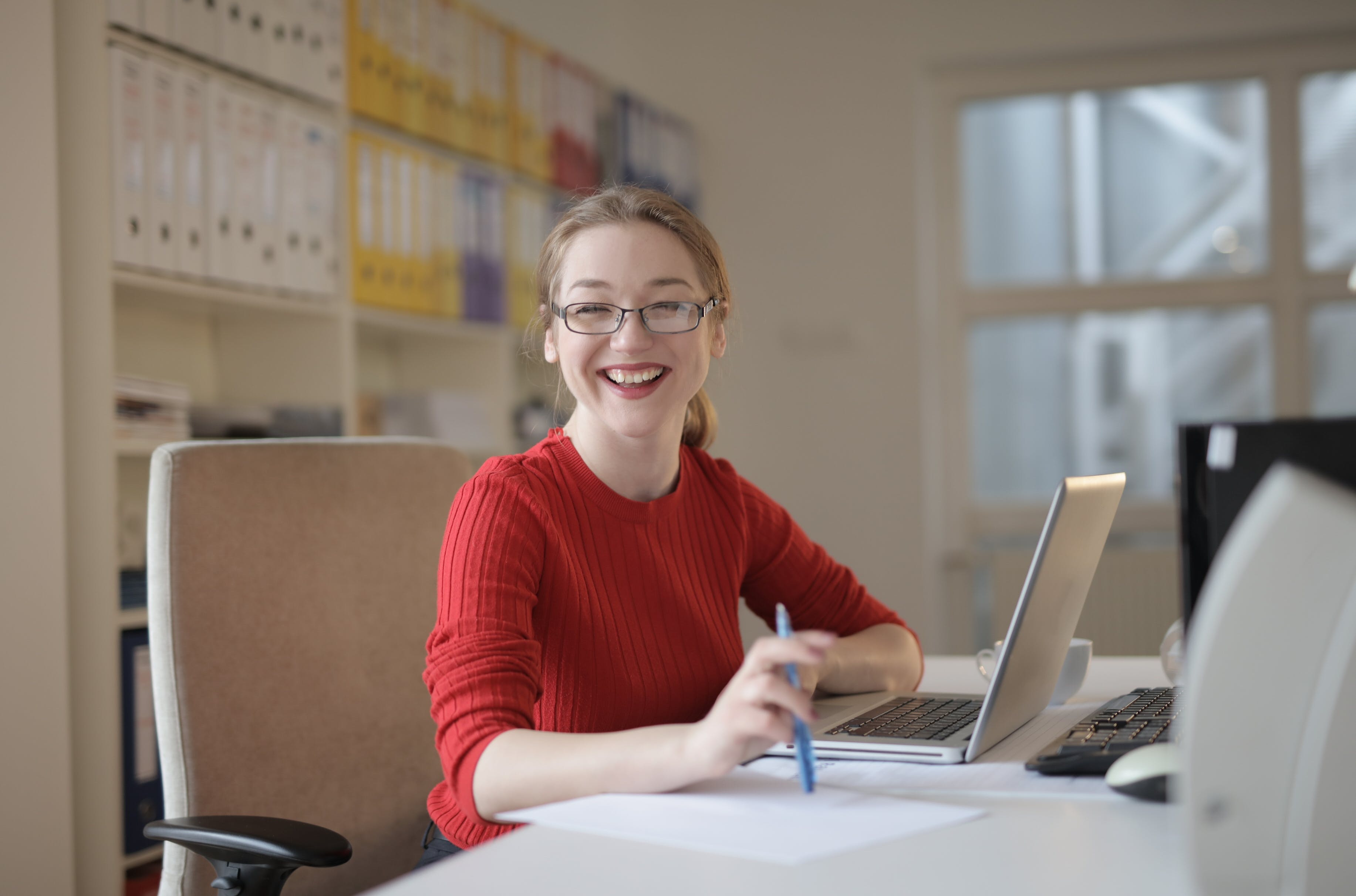 junge Frau sitzt am Computer